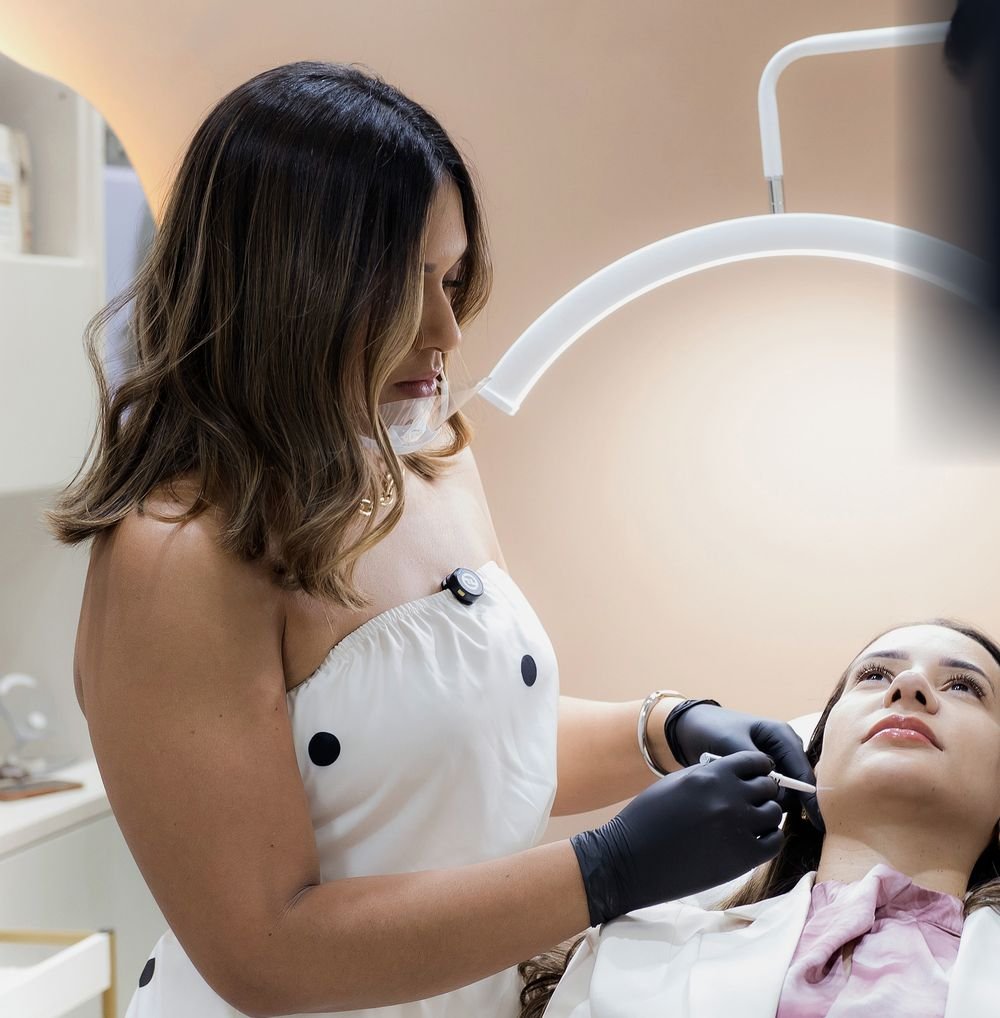 Joseane Rangel aplicando procedimento facial em paciente na clínica
